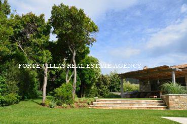 Вилла в аренду в Пунта Ала с бассейном и большим садом 