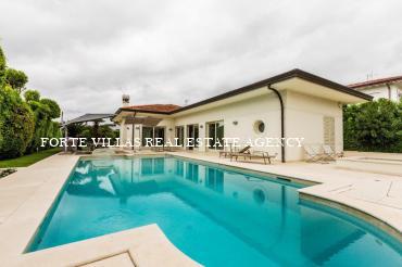 Villa in vendita a Forte dei Marmi con piscina e giardino