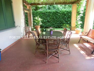Villa for rent in Forte dei Marmi with garden