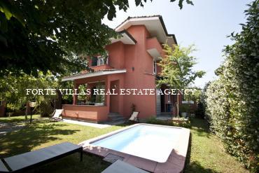 The property is located in Forte dei Marmi and the distance from the beach is 750 meters