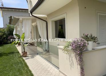 Wonderful recently built semi-detached house, about 900 m from the sea of Forte dei Marmi.
