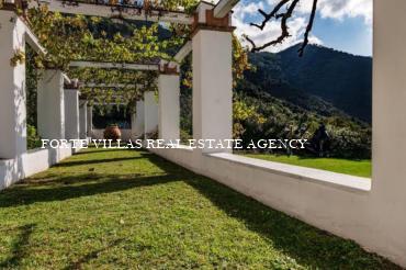 Majestic single villa with pool and view of the Versilia coast, located on the first hill of Pietrasanta about 8 km from the sea.