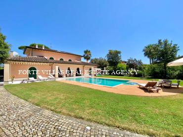 Beautiful single villa with heated pool and large garden located 800 meters from the sea in Vittoria Apuana