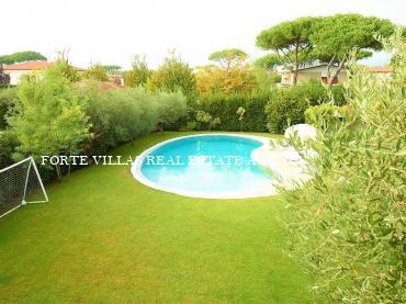 Villa for rent in the center of Forte dei Marmi with pool and large garden