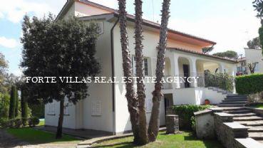 Villa in vendita con piscina e giardino in Terrenia