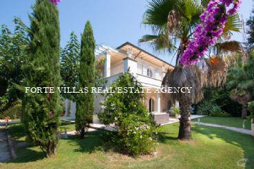 Villa con piscina in affitto a Marina di Pietrasanta con giardino