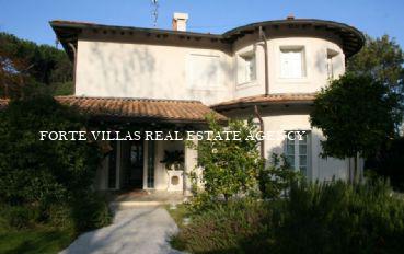 Magnificent villa of 350 sqm with swimming pool in Forte dei Marmi