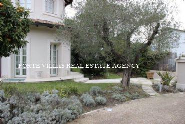 Magnificent villa of 350 sqm with swimming pool in Forte dei Marmi