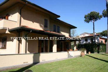 Villa with large well-kept garden in Forte dei Marmi