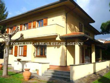 Villa with large well-kept garden in Forte dei Marmi