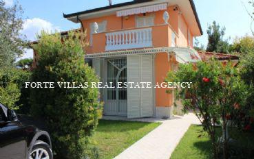 Villa bifamiliare a Forte dei Marmi