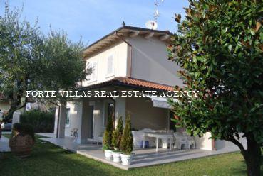 Modernissima villa in affitto a Forte dei Marmi con giardino a 600 metri dal mare