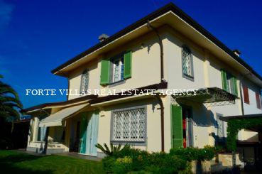 Beautiful semi-detached villa for rent in Forte dei Marmi 