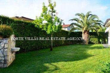 Beautiful semi-detached villa for rent in Forte dei Marmi 