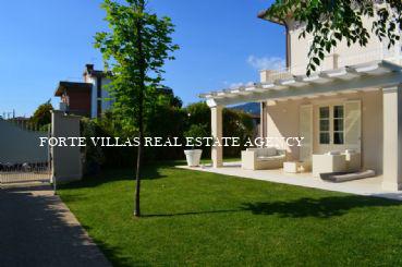 Villa in ottime condizioni con bellissimo giardino in affitto centro Forte dei Marmi