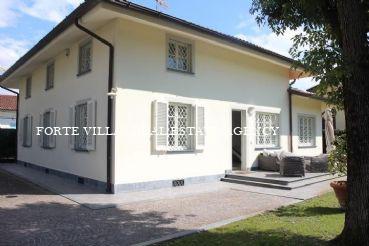 Villa nuova in affitto a Forte dei Marmi con giardino