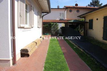  : Single villa For rent  Forte dei Marmi