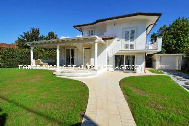 Villa in affitto e a vendita a Forte dei Marmi