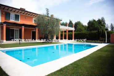 Villa a Forte dei Marmi con piscina