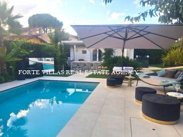 Villa con piscina in affitto a Marina di Pietrasanta con giardino