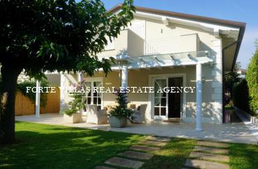 Villa in affitto a Marina di Pietrasanta con giardino