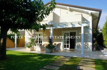 Villa with depandance for rent in Marina di Pietrasanta