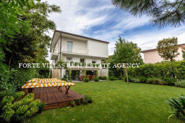 Villa for rent in Forte dei Marmi with a small swimming pool