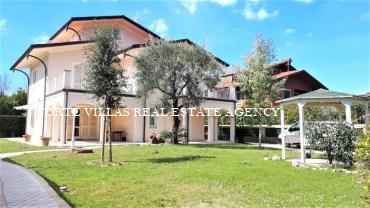 Detached villa for rent in Forte dei Marmi with garden