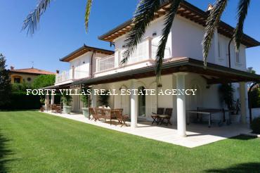 Single villa for rent in Forte dei Marmi