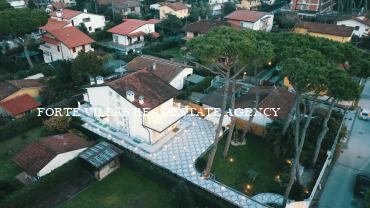 Villa in affitto a Forte dei Marmi con giardino