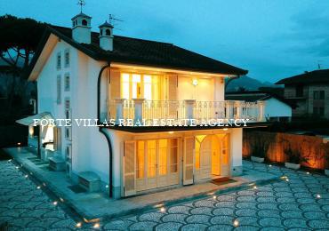 Villa in affitto a Forte dei Marmi con giardino