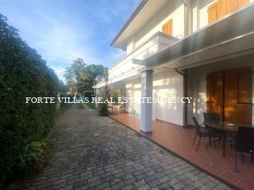 Villa for rent in Forte dei Marmi with garden