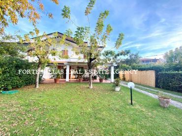 Villa for rent in Forte dei Marmi with garden