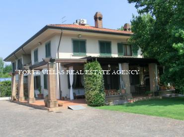 Villa in affitto a Forte dei Marmi con giardino