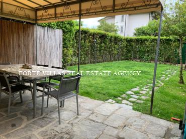 Villa for rent in Forte dei Marmi with garden