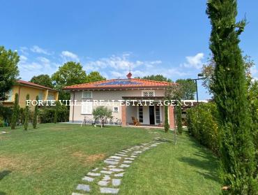 Villa in affitto a Forte dei Marmi con giardino
