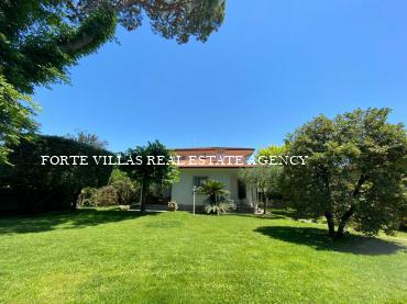 Villa for rent in Forte dei Marmi with garden