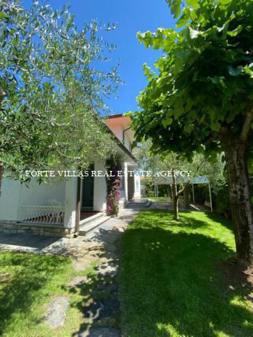 Villa for rent in Forte dei Marmi with garden