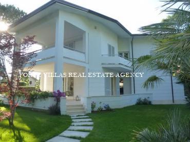 Villa in affitto a Forte dei Marmi con giardino