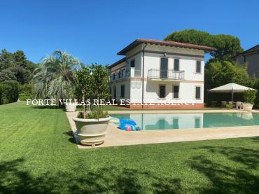 Villa a Forte dei Marmi con bel giardino e piscina