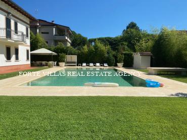 Villa a Forte dei Marmi con bel giardino e piscina