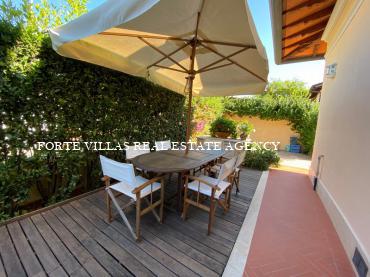 Villa in Forte dei Marmi,  1 km from the sea circa, in a green and quiet area.