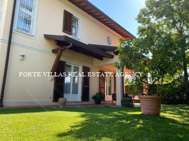 Villa a Forte dei Marmi, a circa 1 Km dal mare, in zona verde e tranquilla.