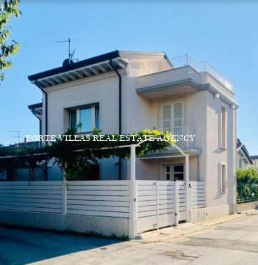 Villa located in the central area of ​​Forte dei Marmi.