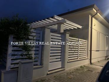 Villa in Forte dei Marmi, excellent location and beautiful summer terraces.