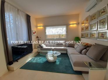 Villa in the central area of ​​Forte dei Marmi, excellent location.