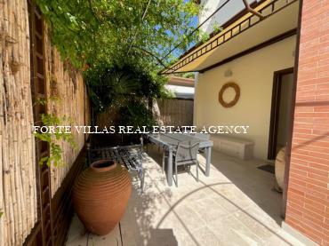 Villa in the central area of ​​Forte dei Marmi, excellent location.