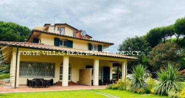 300 mq di villa ristrutturata con 4.000 mq di giardino, a circa 250 m dal mare, nella località di Ronchi