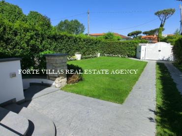 Villa nel centro di Forte dei Marmi, con bel giardino e grandi spazi interni. 