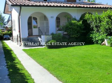 Villa in the centre of Forte dei Marmi, with a beautiful garden and large interior spaces.